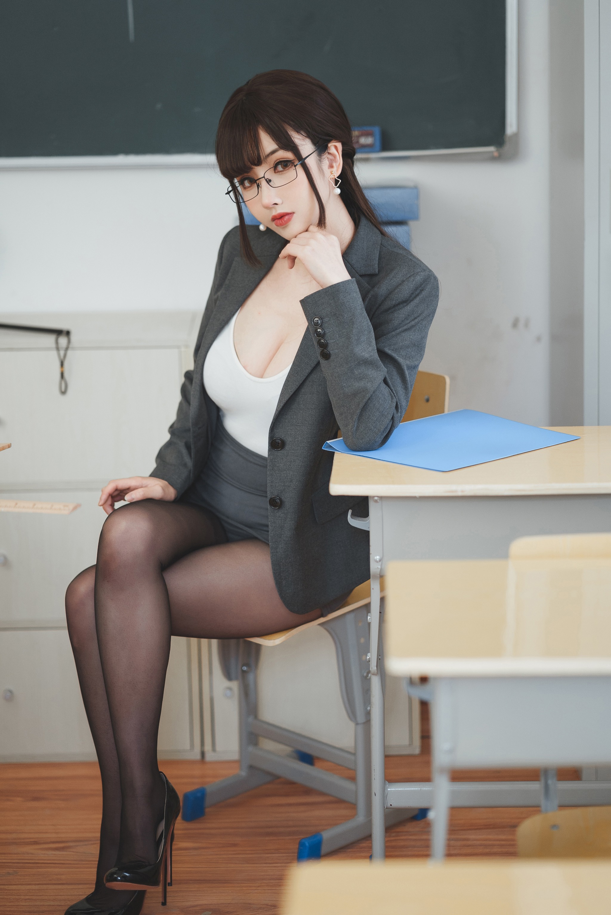 rioko凉凉子 - NO.086《年上の韵》奇怪的老师 [25P]-XikXak